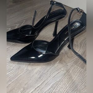 Black strap around ankle heel